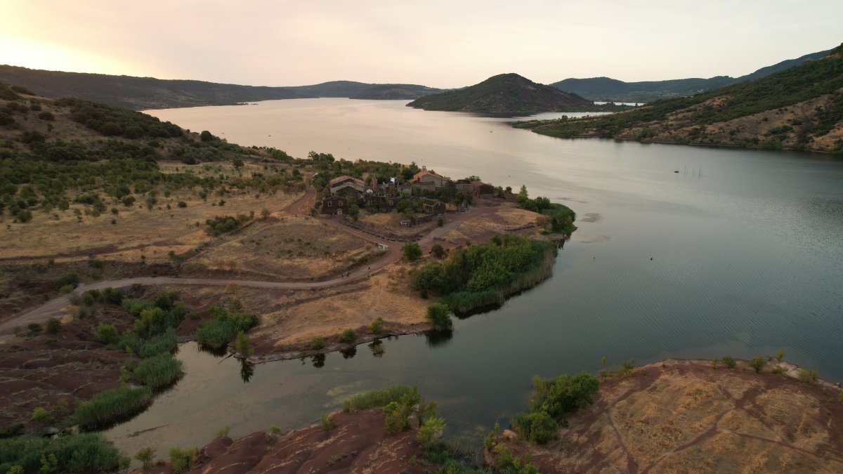 Vue aérienne de Celles et du lac du Salagou